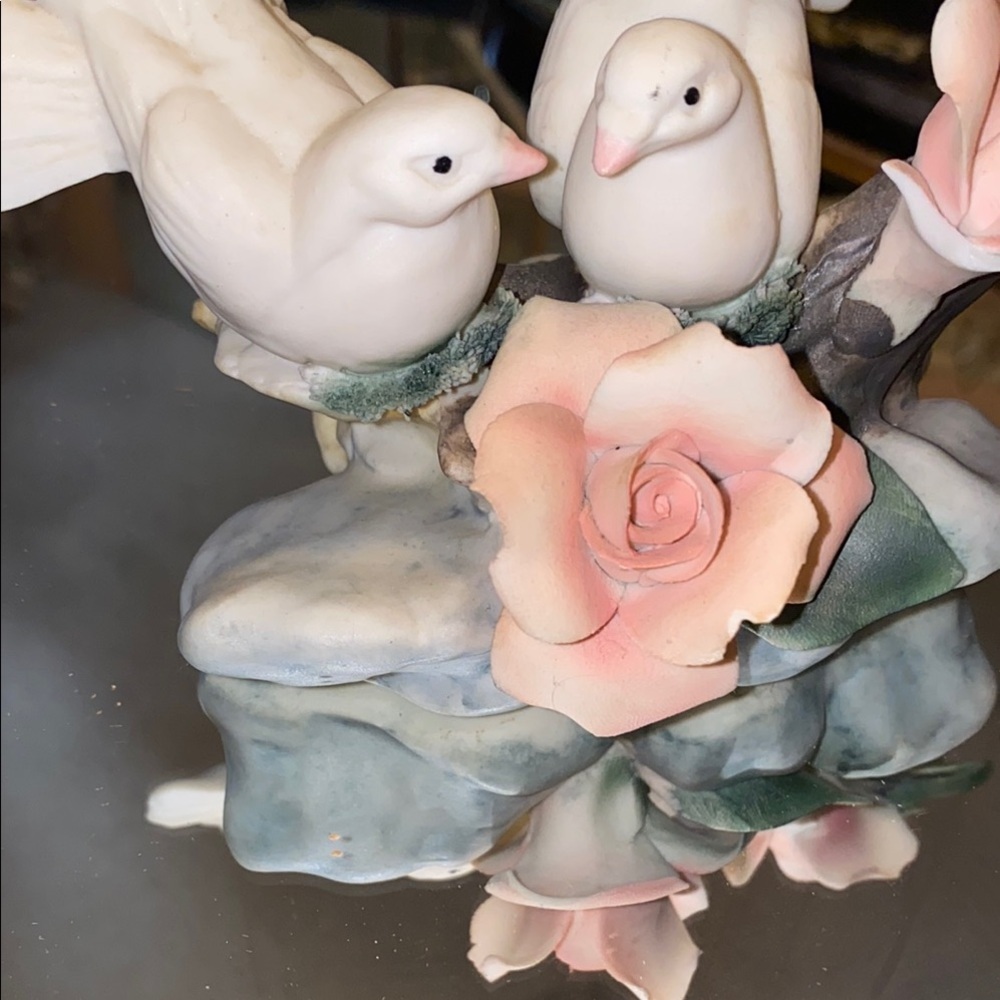 Box41 Capodimonte Italy Porcelain Doves with Pink Roses Figurine - Picture 4 of 6